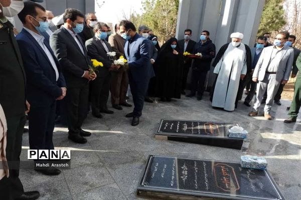 غبار روبی مزار شهدای گمنام شهر اسدیه با حضور استاندارخراسان جنوبی