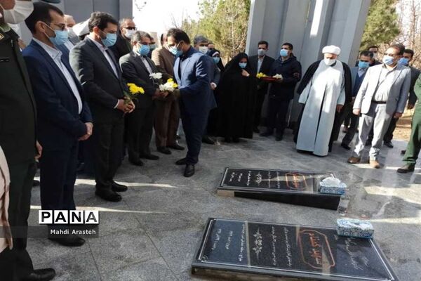 غبار روبی مزار شهدای گمنام شهر اسدیه با حضور استاندارخراسان جنوبی