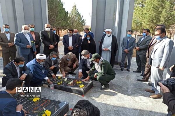 غبار روبی مزار شهدای گمنام شهر اسدیه با حضور استاندارخراسان جنوبی