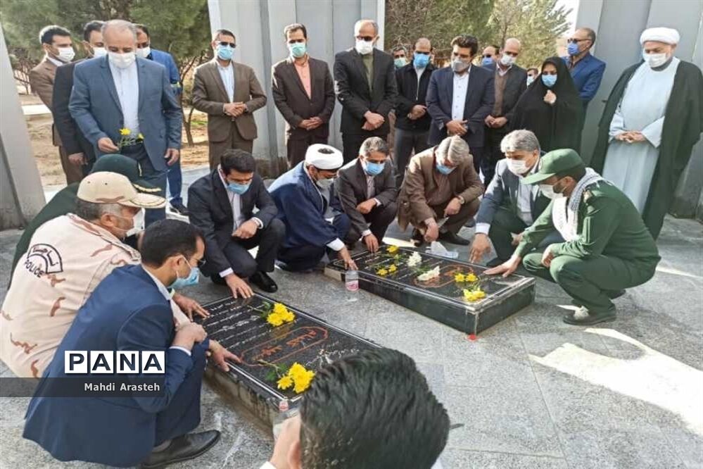 غبار روبی مزار شهدای گمنام شهر اسدیه با حضور استاندارخراسان جنوبی