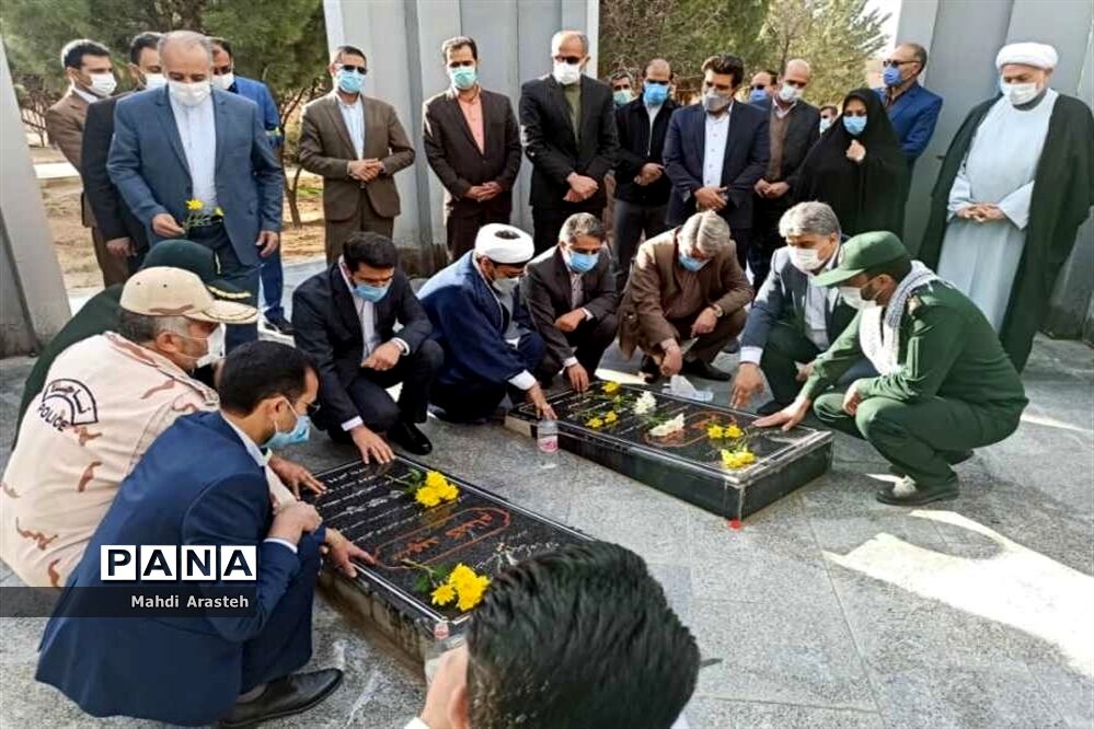 غبار روبی مزار شهدای گمنام شهر اسدیه با حضور استاندارخراسان جنوبی