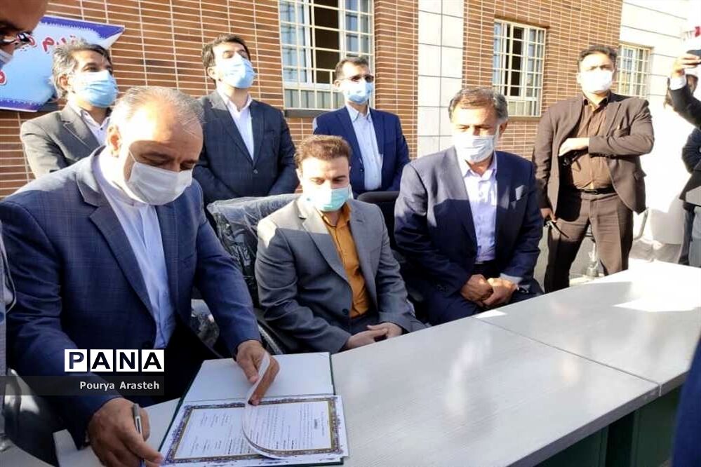انعقاد تفاهم نامه آموزشگاه 3 کلاسه روستای اسلام آباد شهرستان درمیان
