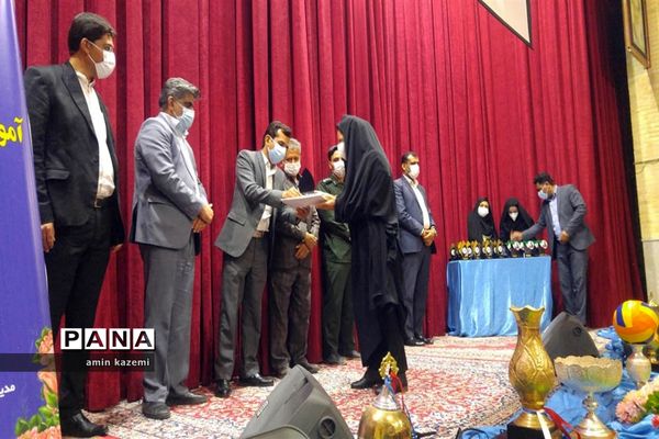 آیین تجلیل از قهرمانان و مدال آوران مسابقات ورزشی آموزشگاه‌های کشور در داراب