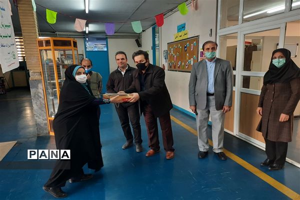 تجلیل از همکاران حوزه پرورشی و تربیت بدنی مدارس منطقه ۱۷