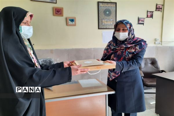 تجلیل از همکاران حوزه پرورشی و تربیت بدنی مدارس منطقه ۱۷