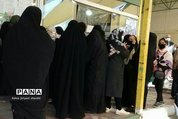 حضور انبوهی از مردم در صف مرغ، بدون درنظر‌گرفتن پروتکل‌های بهداشتی