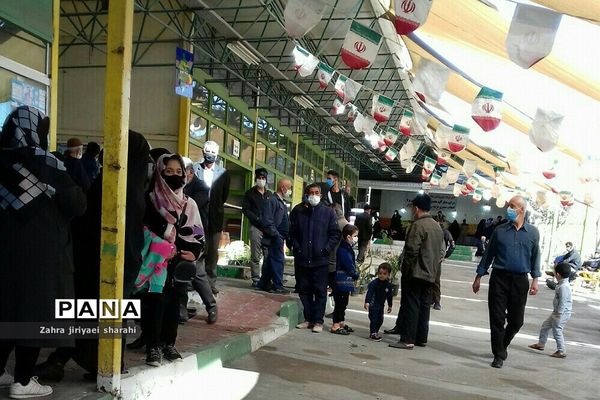 حضور انبوهی از مردم در صف مرغ، بدون درنظر‌گرفتن پروتکل‌های بهداشتی