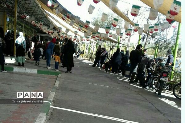 حضور انبوهی از مردم در صف مرغ، بدون درنظر‌گرفتن پروتکل‌های بهداشتی