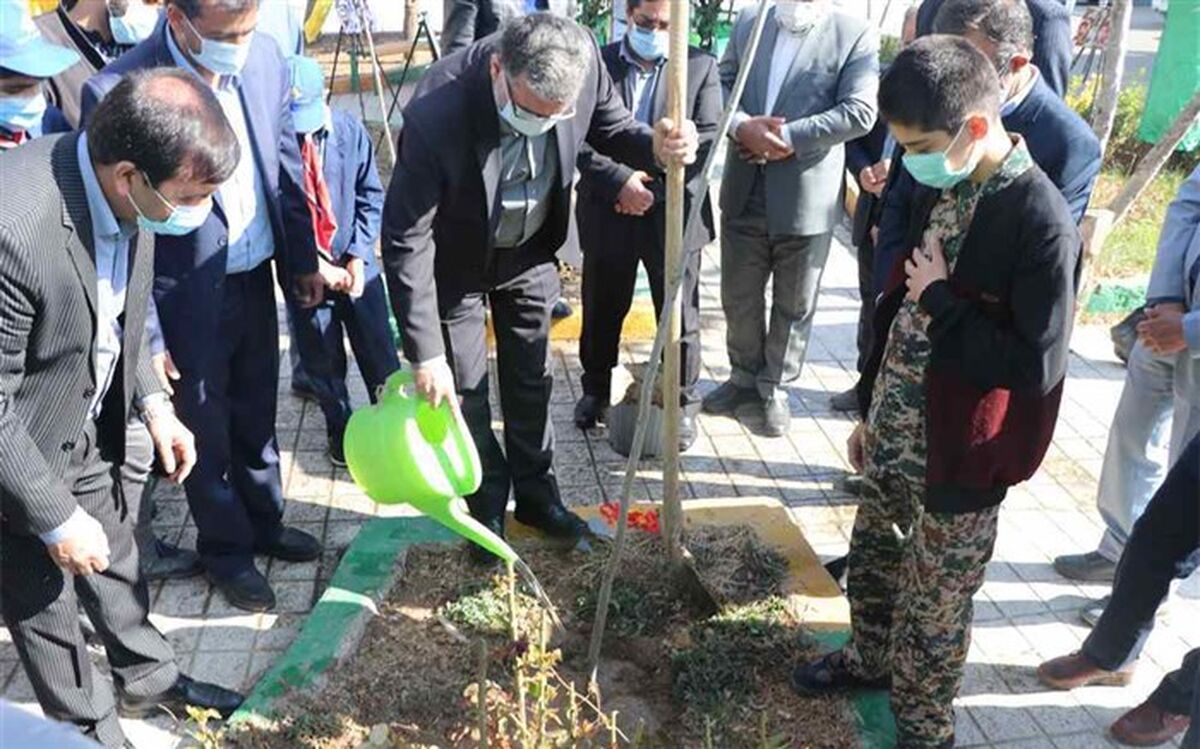 کاشت یک اصله نهال توسط مدیر کل آموزش و پرورش خراسان رضوی در دبستان شاهد10دی مشهد