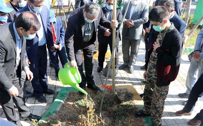 کاشت یک اصله نهال توسط مدیر کل آموزش و پرورش خراسان رضوی در دبستان شاهد10دی مشهد