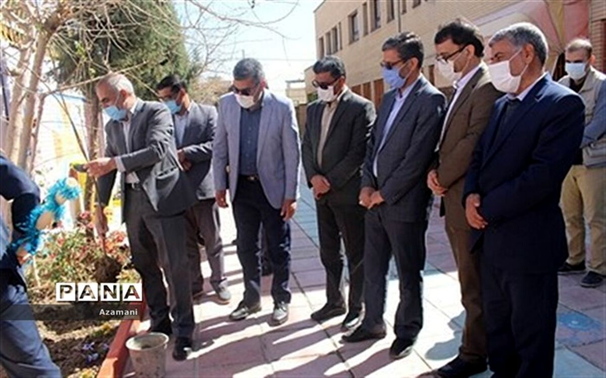 کاشت یک اصله نهال به مناسبت روز درختکاری در دبستان اصلانی