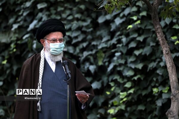 کاشت دو نهال میوه در روز درختکاری توسط رهبر انقلاب
