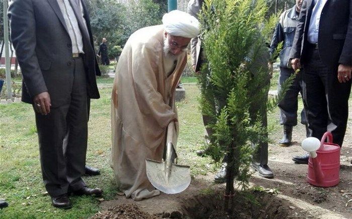 آیت‌الله جنتی  یک اصله نهال کاشت