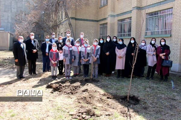 برگزاری مراسم کاشت نهال توسط دانش‌آموزان پیشتاز مدرسه شهید بهشتی ناحیه 2