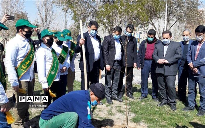کاشت نهال توسط شهرداران  مدارس منطقه ١٩