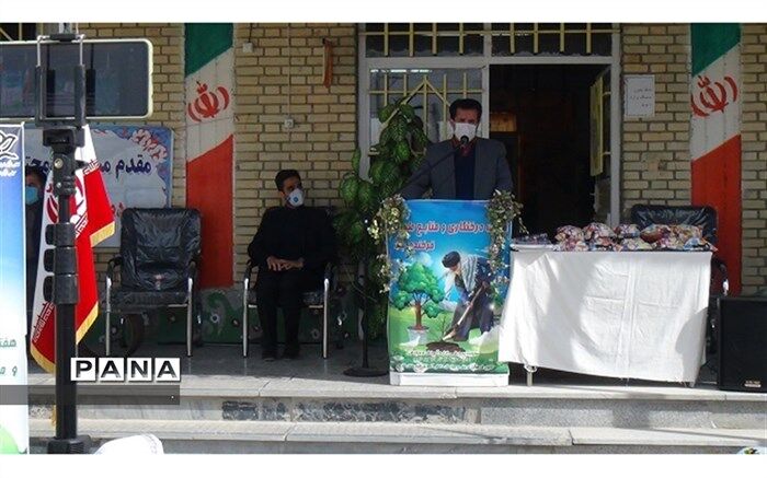 غرس نهال توسط مدیر آموزش و پرورش فاروج در دبستان قرآنی سمیه