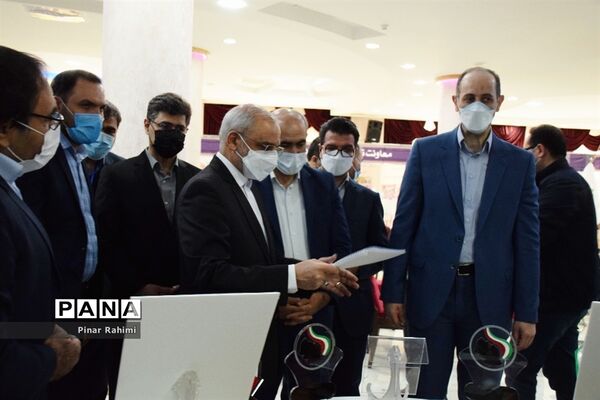 بازدید وزیر آموزش و پرورش از نمایشگاه دستاوردهای آذربایجان شرقی