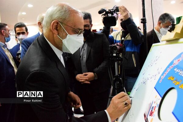 بازدید وزیر آموزش و پرورش از نمایشگاه دستاوردهای آذربایجان شرقی