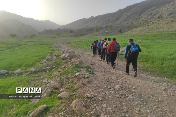 صعود فرهنگیان باغملک به قله ریز گر رشته کوه زاگرس