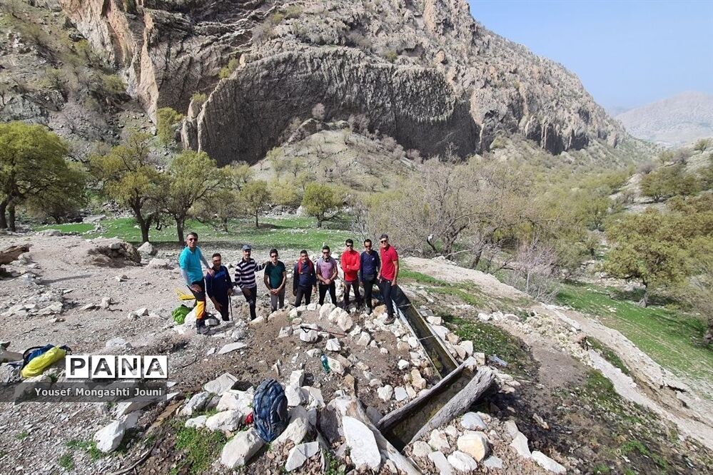 صعود فرهنگیان باغملک به قله ریز گر رشته کوه زاگرس