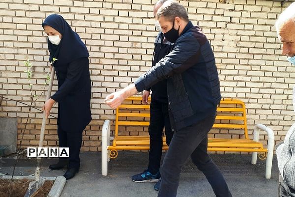 غرس نهال در هنرستان ایثار ناحیه یک شهرری به مناسبت هفته منابع طبیعی