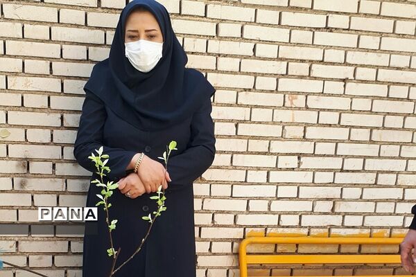 غرس نهال در هنرستان ایثار ناحیه یک شهرری به مناسبت هفته منابع طبیعی