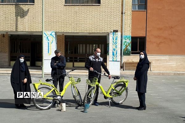 غرس نهال در هنرستان ایثار ناحیه یک شهرری به مناسبت هفته منابع طبیعی