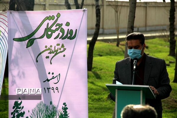 کاشت چند اصله نهال از سوی سازمان دانش‌آموزی جمهوری اسلامی