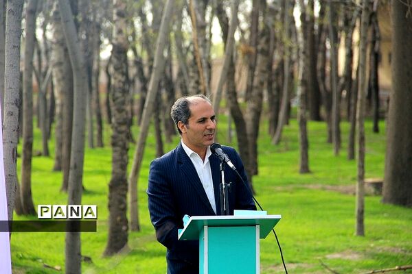 کاشت چند اصله نهال از سوی سازمان دانش‌آموزی جمهوری اسلامی