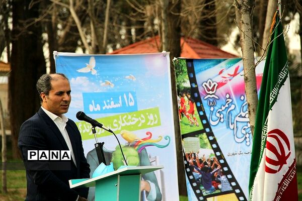 کاشت چند اصله نهال از سوی سازمان دانش‌آموزی جمهوری اسلامی