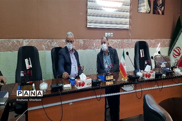 تجلیل از خانواده شهیدان در آموزش و پرورش رباط کریم