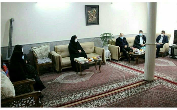 تجلیل مدیر آموزش و پرورش ناحیه ۲ مشهد از خانواده شهید بمانی