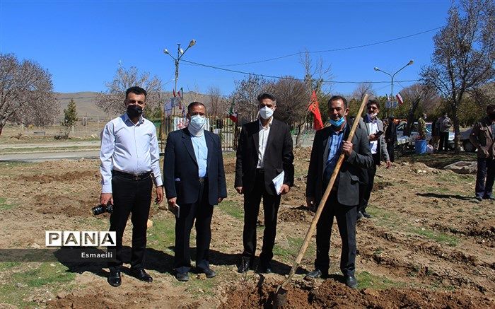 33 نهال به یاد 33 دانش آموز شهید