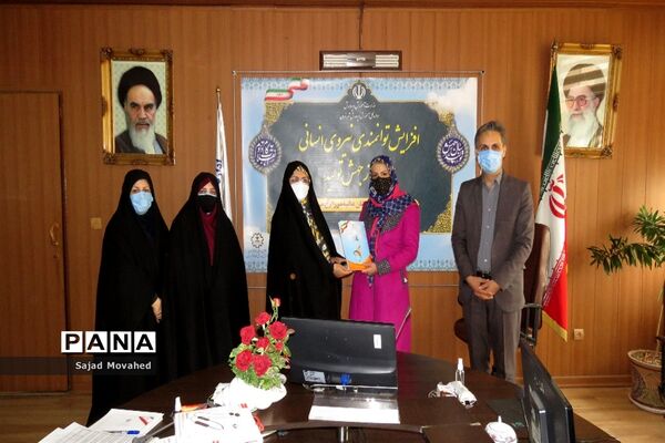 مراسم تقدیر از برگزیدگان استانی مسابقات فرهنگی و هنری دانش آموزان منطقه 8
