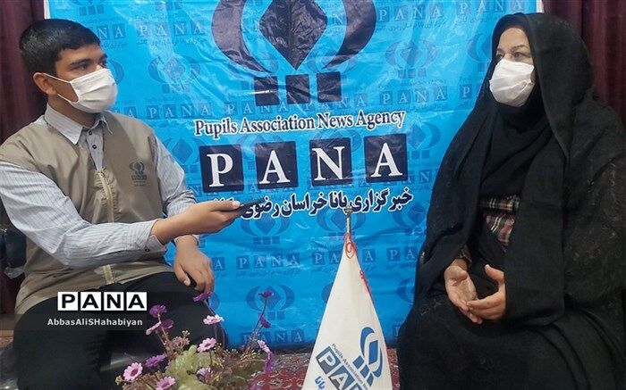 خرید 8 گوشی هوشمند برای دانش آموزان محروم با مساعدت معلم روستایی در کاشمر