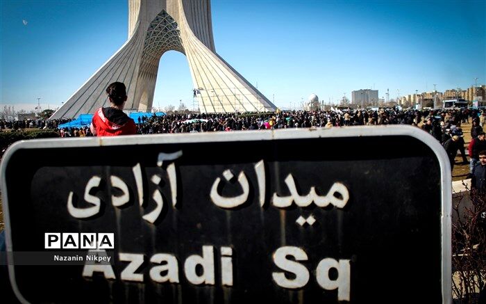 لحظه تحویل سال ۱۴۰۰؛ ارتش در میدان آزادی توپ شلیک می‌کند