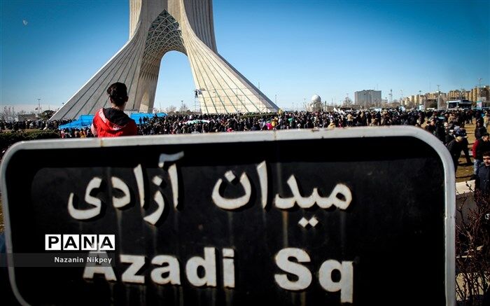 استقرار توپ‌های نظامی ارتش در میدان آزادی تهران