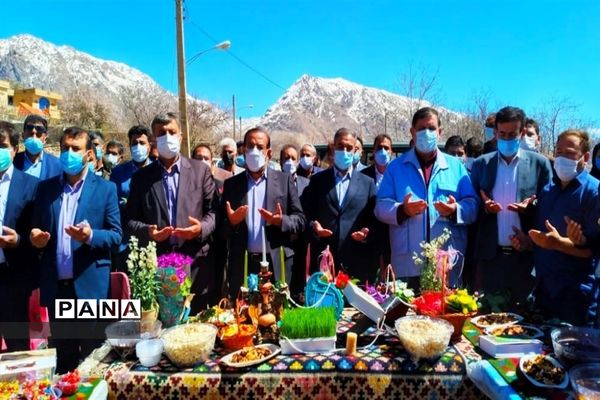 حضور رییس سازمان مدیریت بحران کشور در لحظه تحویل سال بین مردم زلزله زده سی سخت