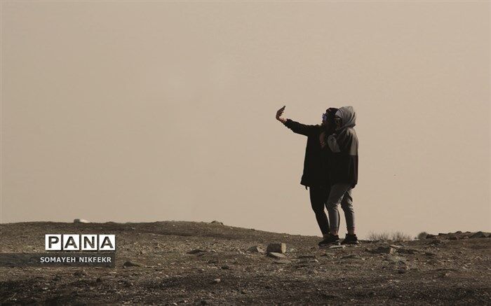 نوجوان و سبک لباس‌ پوشیدن متفاوت