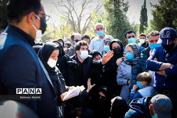 مراسم تدفین پیکر مرحوم آزاده نامداری