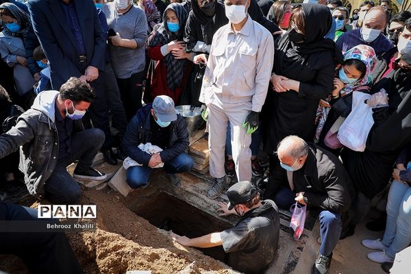 مراسم تدفین پیکر مرحوم آزاده نامداری