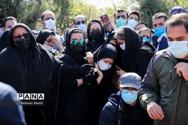 مراسم تدفین پیکر مرحوم آزاده نامداری