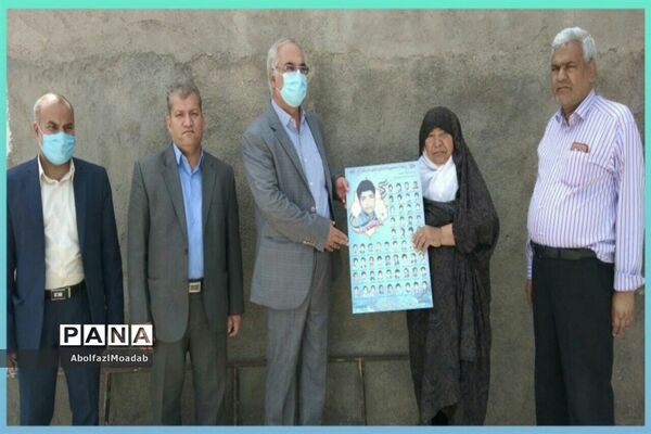 اهدا پوستر شهدای دانش آموز و معلم خلیل آبادبه خانواده آنان