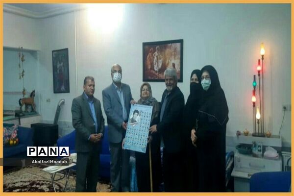 اهدا پوستر شهدای دانش آموز و معلم خلیل آبادبه خانواده آنان