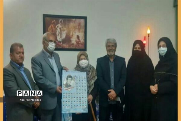 اهدا پوستر شهدای دانش آموز و معلم خلیل آبادبه خانواده آنان