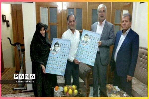 اهدا پوستر شهدای دانش آموز و معلم خلیل آبادبه خانواده آنان