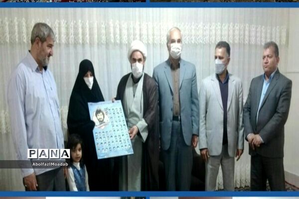 اهدا پوستر شهدای دانش آموز و معلم خلیل آبادبه خانواده آنان