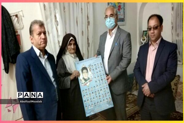 اهدا پوستر شهدای دانش آموز و معلم خلیل آبادبه خانواده آنان