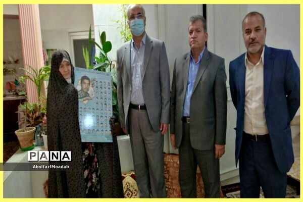 اهدا پوستر شهدای دانش آموز و معلم خلیل آبادبه خانواده آنان