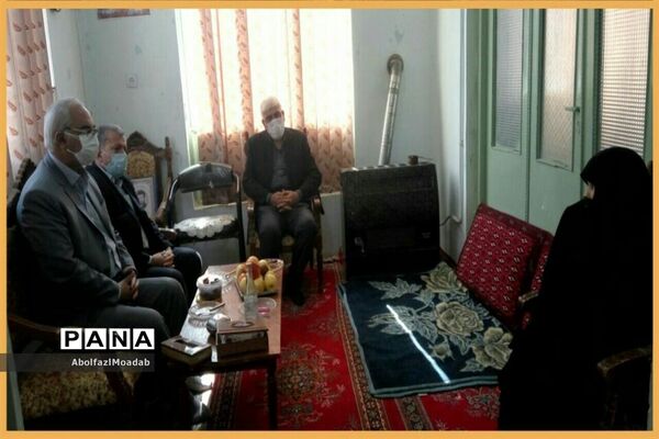 اهدا پوستر شهدای دانش آموز و معلم خلیل آبادبه خانواده آنان